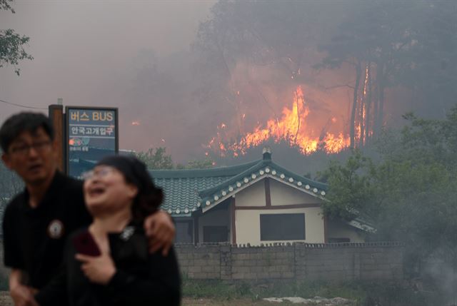 kkcc2003's tweet image. 큰 산불 번지는데 '재난문자' 한 통 없었다

이번에도 어김없이 작동하지 않은 '국가재난' 콘트롤타워. 강원도민들은 SNS를 뒤져가며 겨우겨우... ln.is/fYIwt by #intifada69 via @c0nvey