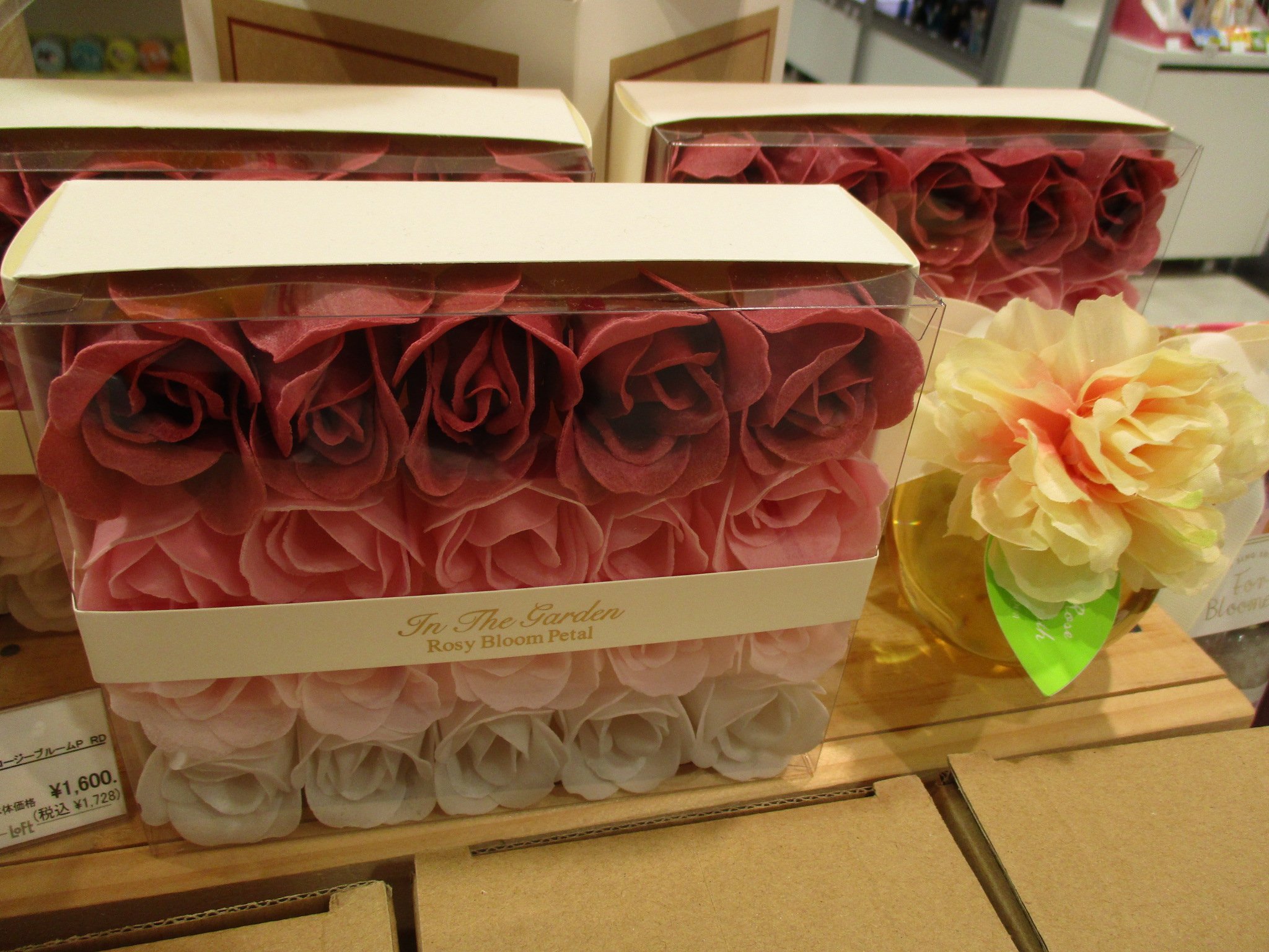 大宮ロフト まるで本物のバラの花びらのような入浴剤 かわいいボックスに入っているのでそのまま渡してもおしゃれ 母の日ギフトにもおすすめです T Co K7oz0nir1f Twitter