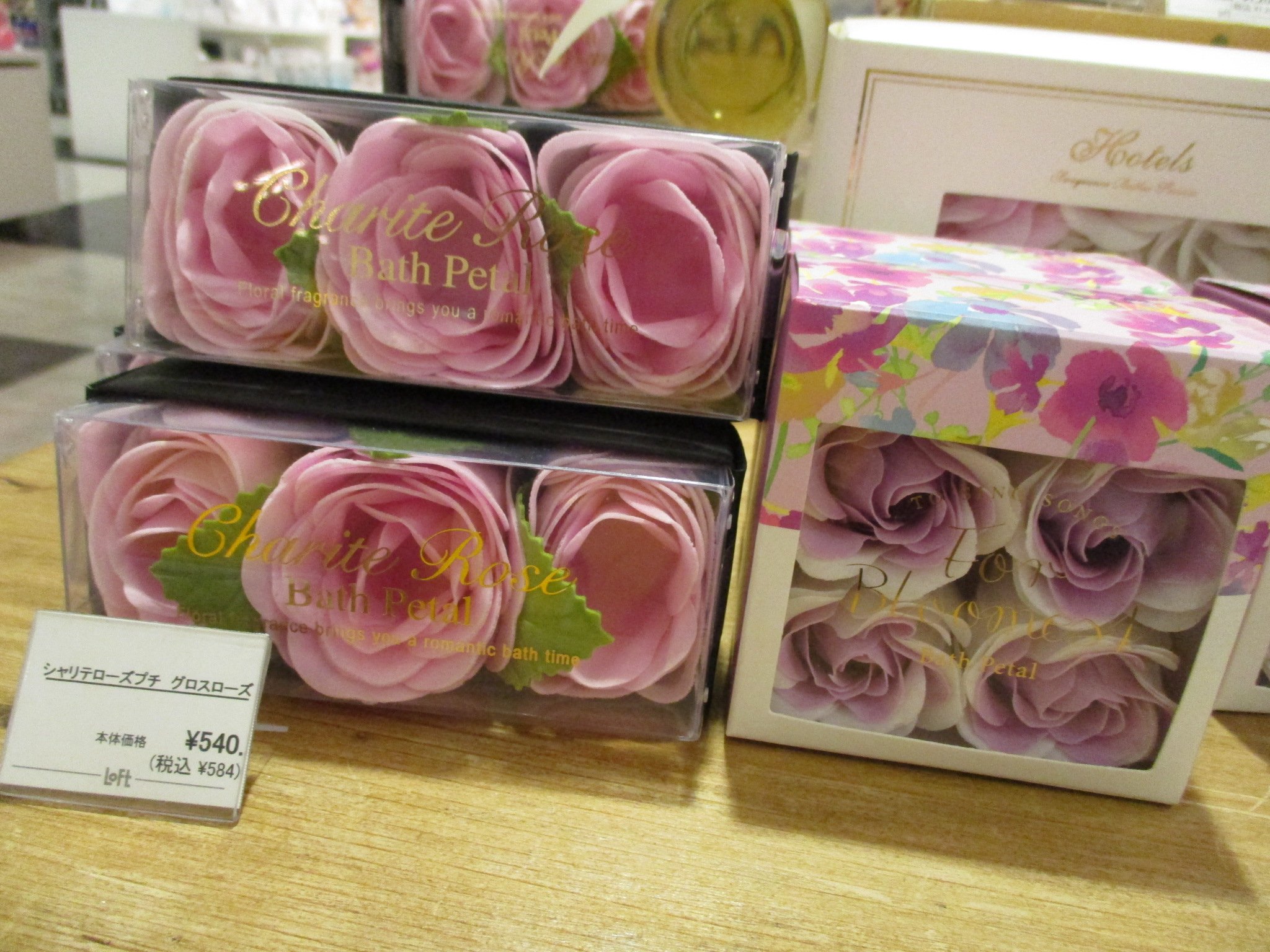 大宮ロフト まるで本物のバラの花びらのような入浴剤 かわいいボックスに入っているのでそのまま渡してもおしゃれ 母の日ギフトにもおすすめです T Co K7oz0nir1f Twitter