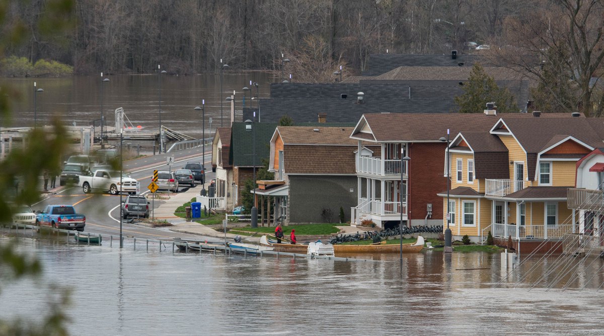 Unbelievable flooding in #Ottawa #Gatineau #gatineauflood  Please volunteer where help is needed  <a href="/BlacksWeather/">Ian Black</a> #ottnews #ottcity