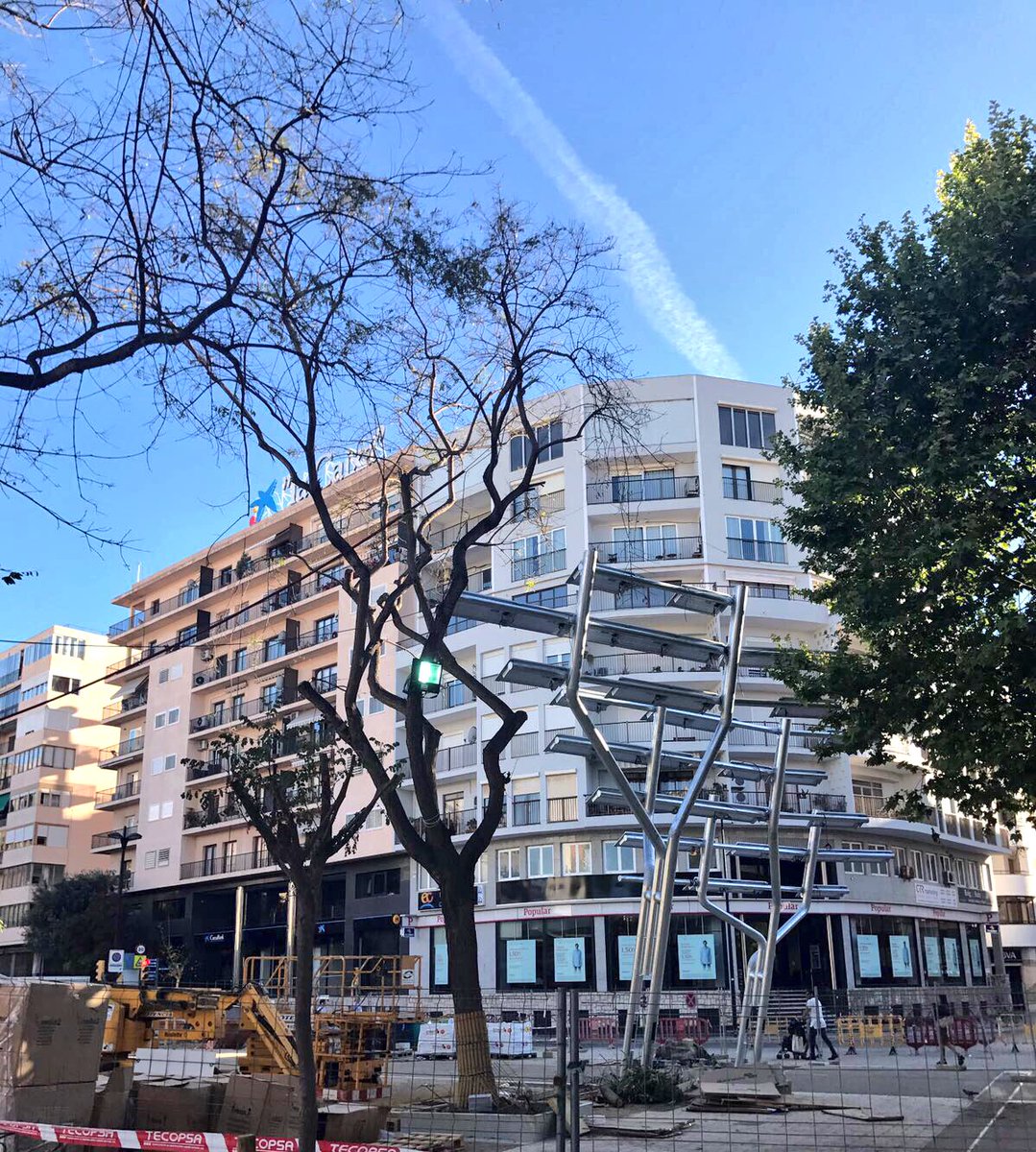 roigtur's tweet photo. Sale el sol a las 7.00 de la mañana y las maravillosas placas solares de Vara de Rey a la SOMBRA a las 8.10... en fin ☀️☀️👏🏻👏🏻👏🏻#QuinFart https://t.co/7hbGObRDdp
