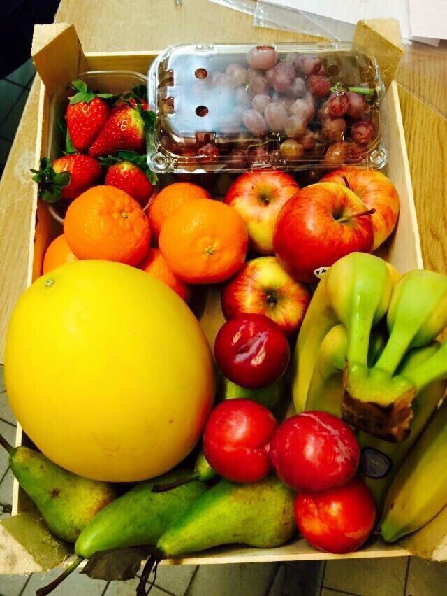 HogansFoodCo's tweet photo. Sunshine and a big tasty fruit box for just £10. Sets you up for the week #ShopLocal #ShopHogans https://t.co/Byt8rdNqCy