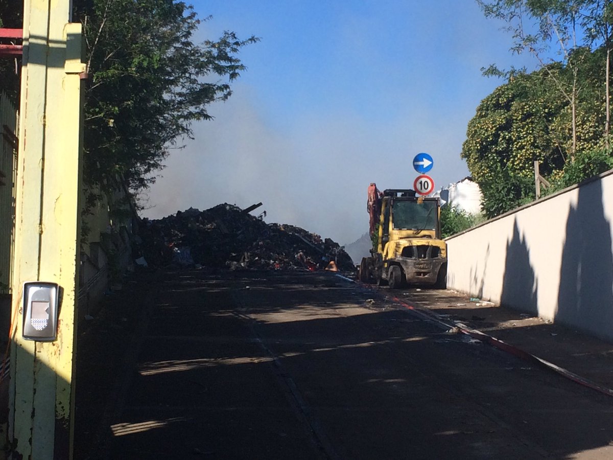 enzomiglino's tweet photo. #Pomezia, i vigili del fuoco ancora impegnati a domare il rogo. Preoccupazione per le sostanze liberate. #extrAgora @agorarai @emergenzavvf https://t.co/2jgw860dX2