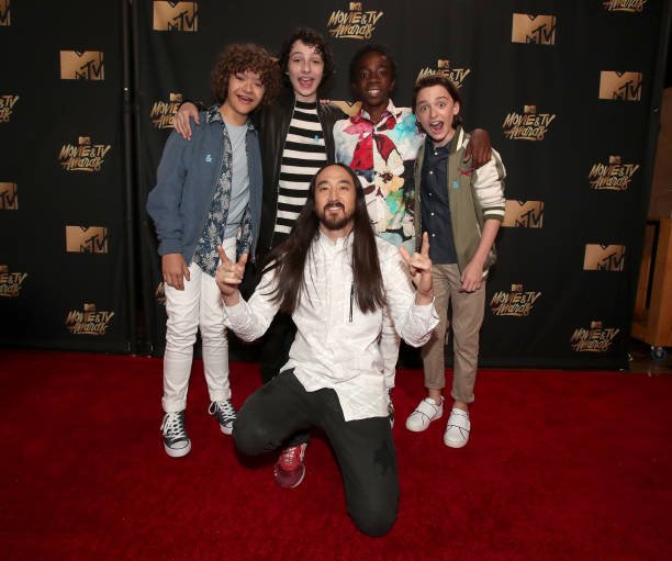 StrangerNews11's tweet photo. #StrangerThings Fotos de los chicos en la alfombra roja y de @FinnSkata con el elenco de @ITMovieOfficial @ItESO_2017!! https://t.co/mxZDrHTSOi