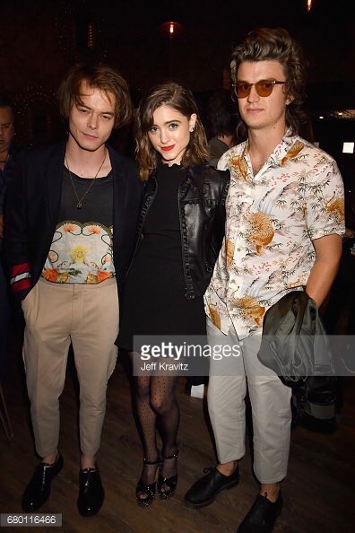 StrangerNews11's tweet photo. #StrangerThings Fotos de Natalia, Charlie, Joe y Shannon en la alfombra roja de los #MTVAwards https://t.co/KcdO882mxe