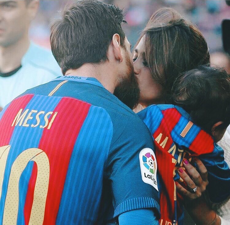 TodoFCB_10's tweet photo. Perfect family 😍❤️ https://t.co/NyeoJyzT64