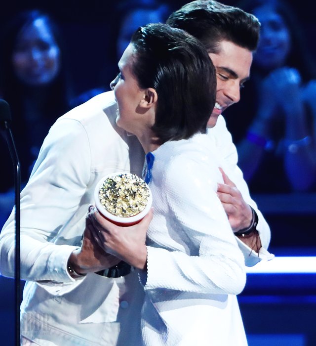StrangerNews11's tweet photo. #StrangerThings Premio el cual le ha entregado a Millie un gran fan de la serie...@ZacEfron!! #MTVAwards https://t.co/WKtDH7Tuo0