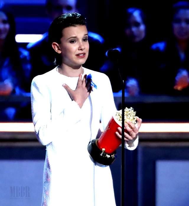 StrangerNews11's tweet photo. #StrangerThings @milliebbrown recogiendo su premio a mejor actriz de TV en los #MTVAwards ❤️1⃣1⃣ https://t.co/jSmRL4IMJm