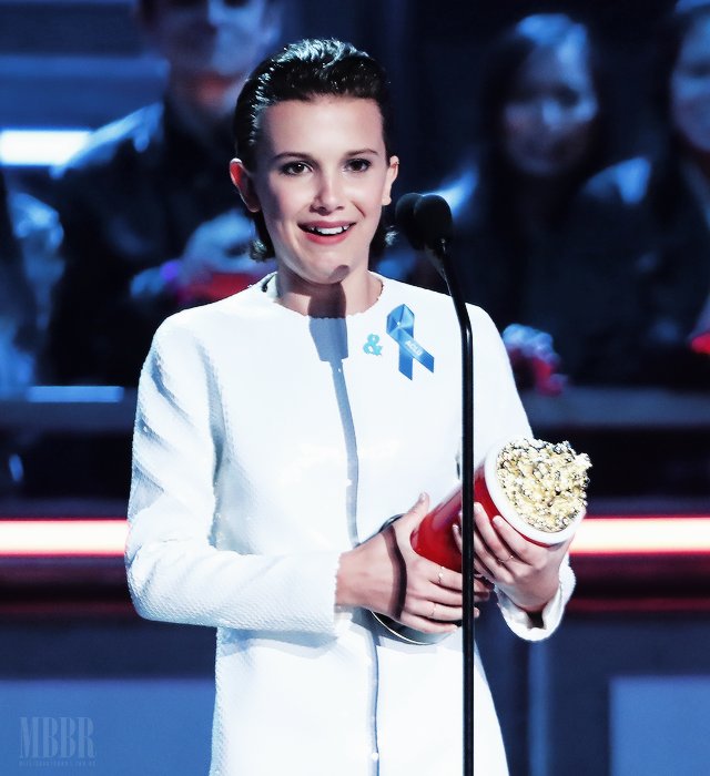 StrangerNews11's tweet photo. #StrangerThings @milliebbrown recogiendo su premio a mejor actriz de TV en los #MTVAwards ❤️1⃣1⃣ https://t.co/jSmRL4IMJm