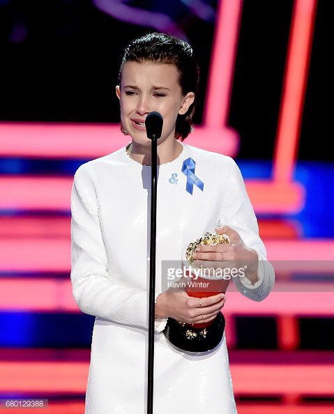 StrangerNews11's tweet photo. #StrangerThings @milliebbrown recogiendo su premio a mejor actriz de TV en los #MTVAwards ❤️1⃣1⃣ https://t.co/jSmRL4IMJm