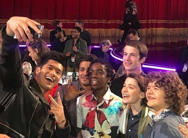 StrangerNews11's tweet photo. ¡¡SELFIE #StrangerThings &amp; #Por13Razones¡¡ #MTVAwards https://t.co/XmH1UvnmDE