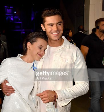 StrangerNews11's tweet photo. #StrangerThings @milliebbrown con @ZacEfron #MTVAwards https://t.co/BWrIHjbiE6
