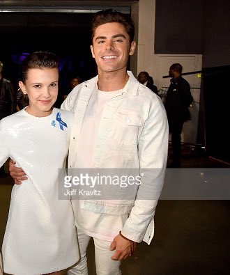 StrangerNews11's tweet photo. #StrangerThings @milliebbrown con @ZacEfron #MTVAwards https://t.co/BWrIHjbiE6