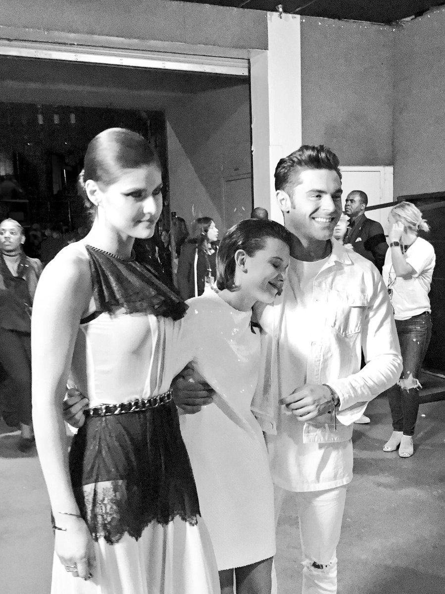 StrangerNews11's tweet photo. #StrangerThings @milliebbrown con @ZacEfron #MTVAwards https://t.co/BWrIHjbiE6