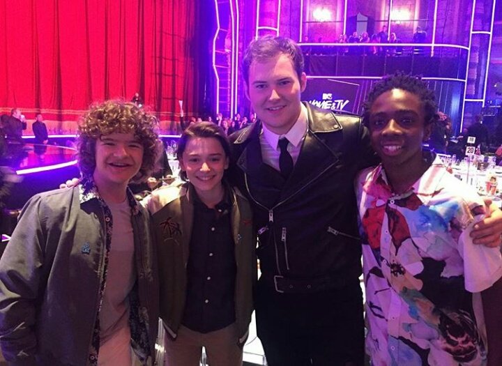 StrangerNews11's tweet photo. #StrangerThings Las mejores series y los mejores elencos!! #Por13Razones #NETFLIX #MTVAwards https://t.co/wfOh7NrAyo