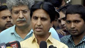 funcasticapp's tweet photo. Senior AAP minister Kumar Vishwas turned out in supprt of Kejriwal sayin he hs knwn hm fr long n evn hs foes can't envision hm takng a bribe https://t.co/4S5OofKhdQ