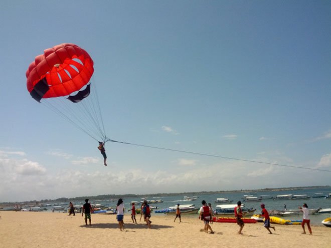 seru-seruan bareng di pantai tanjung benoa yuuuk :D