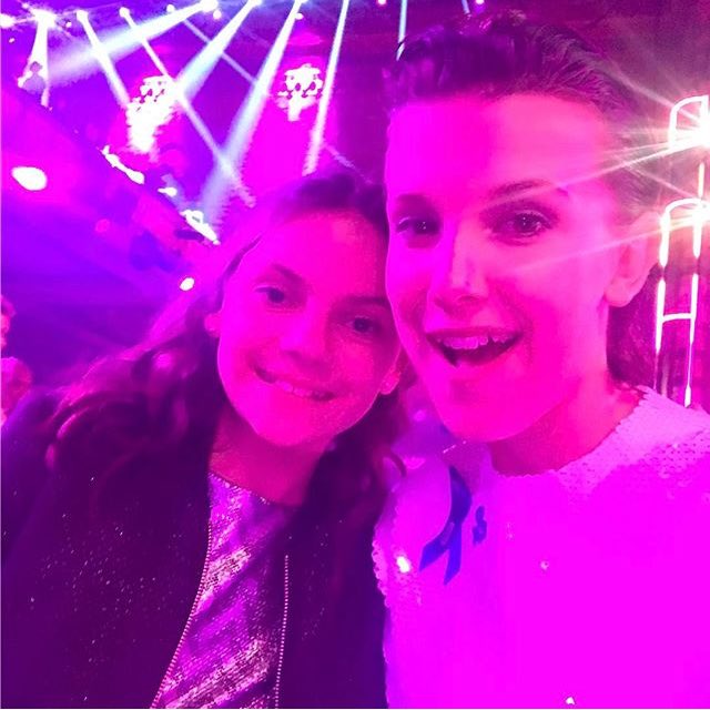 StrangerNews11's tweet photo. #StrangerThings @milliebbrown con @DafneKeen y @RealHughJackman!! #LOGAN #MTVAwards https://t.co/RS8pNVnPNh