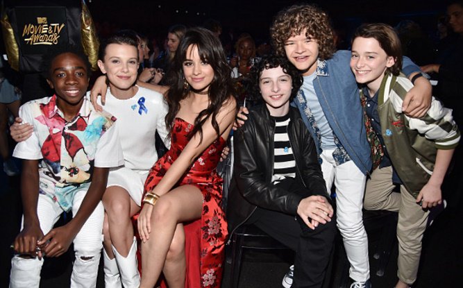 StrangerNews11's tweet photo. #StrangerThings Los chicos con @Camila_Cabello!! #MTVAwards https://t.co/WygXhM8Y1m