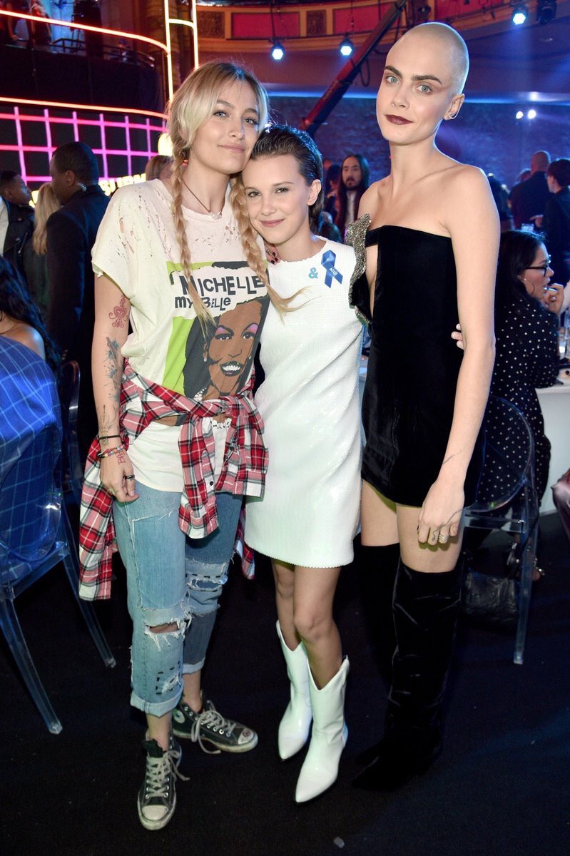 StrangerNews11's tweet photo. #StrangerThings Fotos del elenco con famosos como @Caradelevingne o @ParisJackson entre otros...#MTVAwards https://t.co/hdSiBISCOs