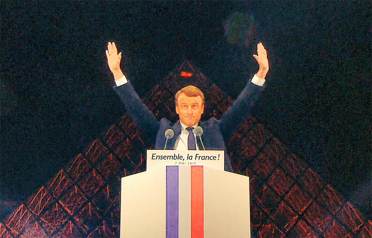#Macron,1ers mots pour Hollande, hommage à Mitterrand sous sa pyramide quelle belle soirée sous le signe socialiste ! #PasCompliceDeMacron !