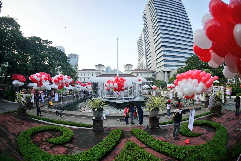 basuki_btp's tweet image. Hari ini Balaikota dihiasi ribuan balon merah putih. Silakan dimanfaatkan untuk selfie. Mohon jangan diletuskan karena bukan balon hijau.