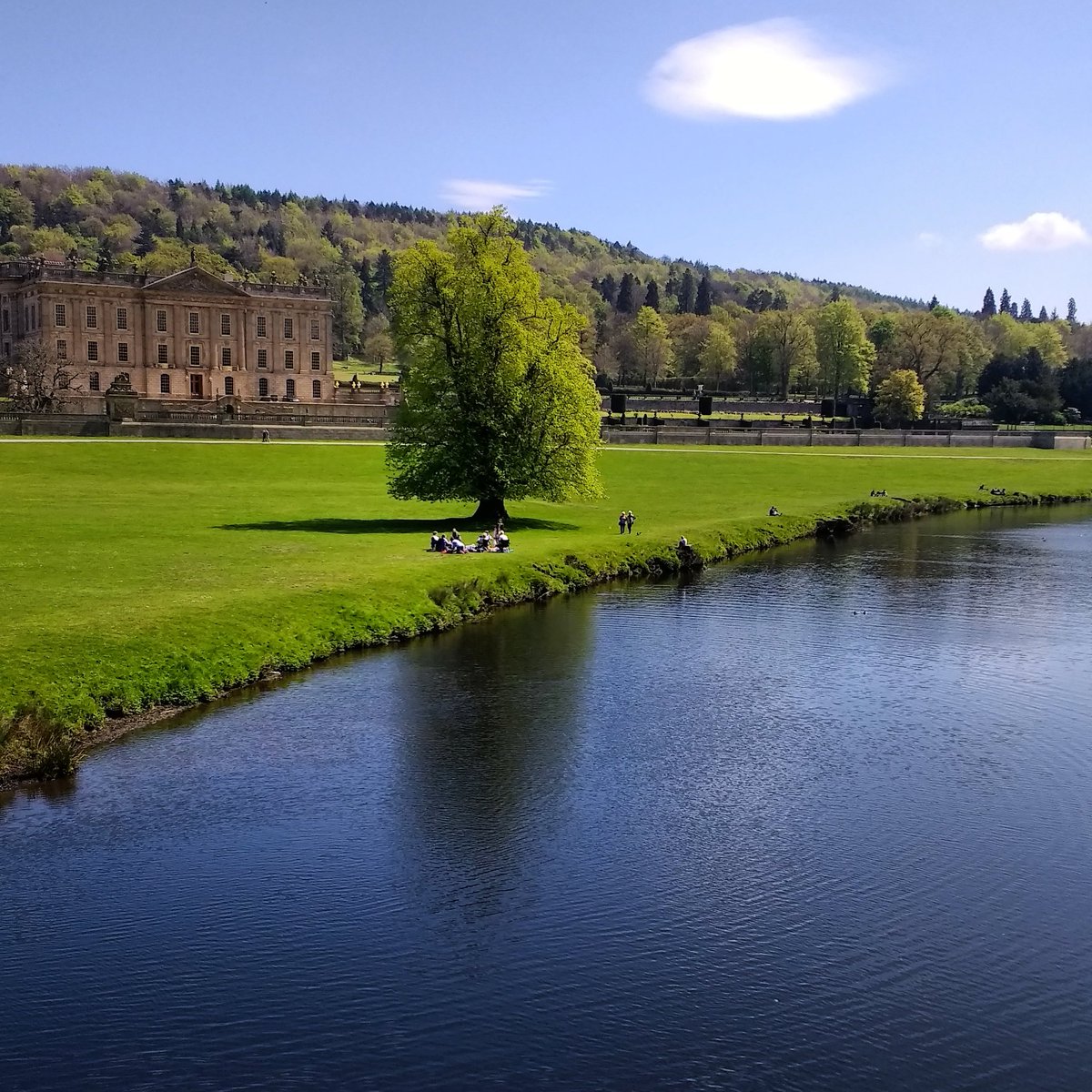 walkderbyshire's tweet photo. Stunning around #Chatsworth yesterday. Back to winter it seems. https://t.co/JONCRvjiVH