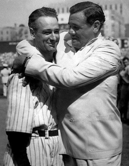 PhotosHistos's tweet photo. Babe Ruth enlace Lou Gehrig après son discours d'adieu au Yankee Stadium, 1939 #histoire https://t.co/c7Zp0gPbwW