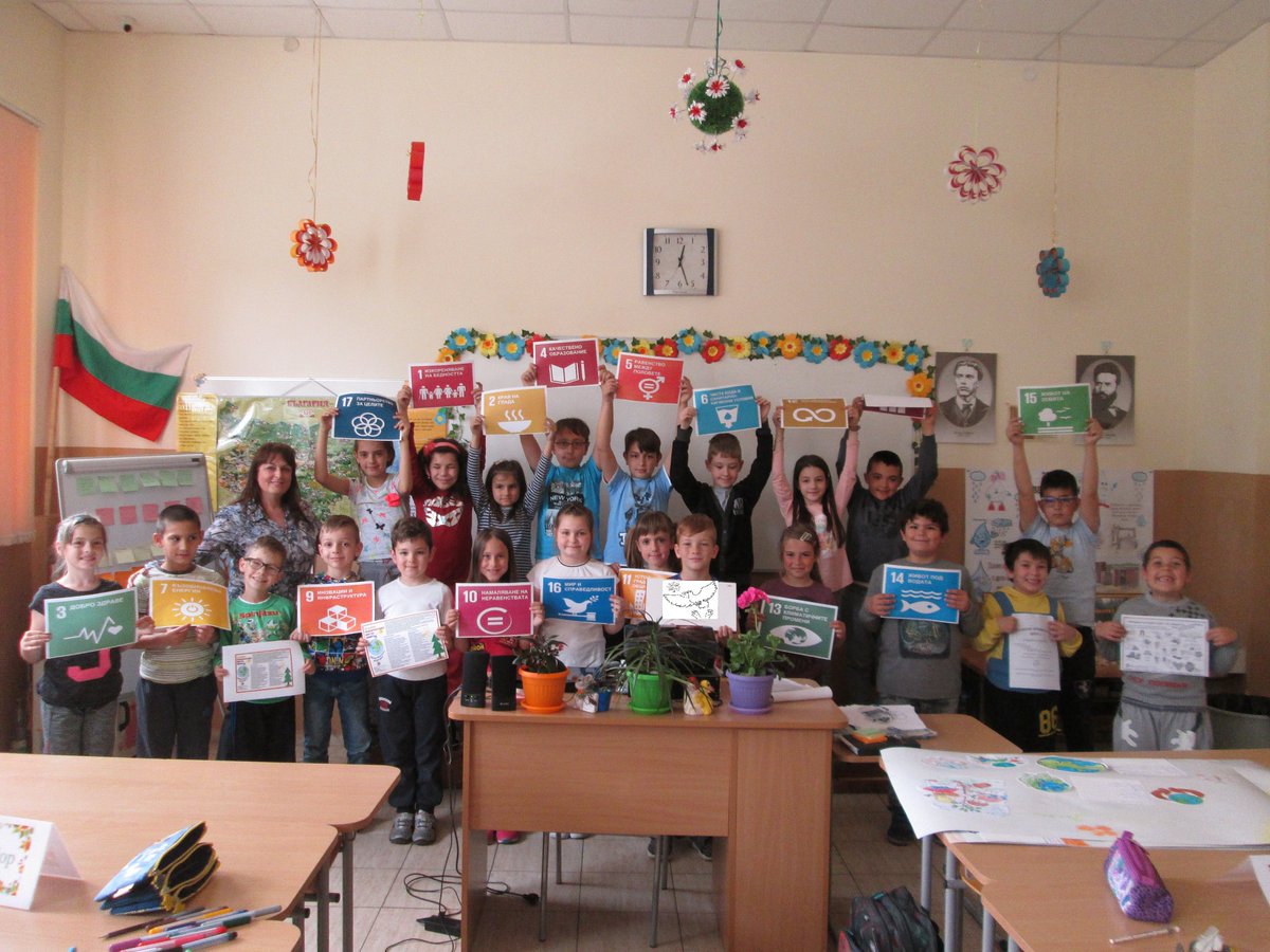 UnicefBulgaria's tweet photo. "We have only 1 🌎. There is no other place to go"-Ken Robinson. #TheLargestLesson with 👦👧 from "Ivan Vazov" school in Gorna Oryahovitsa city https://t.co/XX3kYiyemV