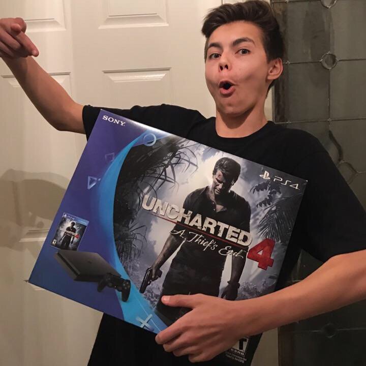 Who Wants A PS4?! #Giveaway #CoinDrop#Liveme Youramigojake: liveme.com/media/play/?vi…