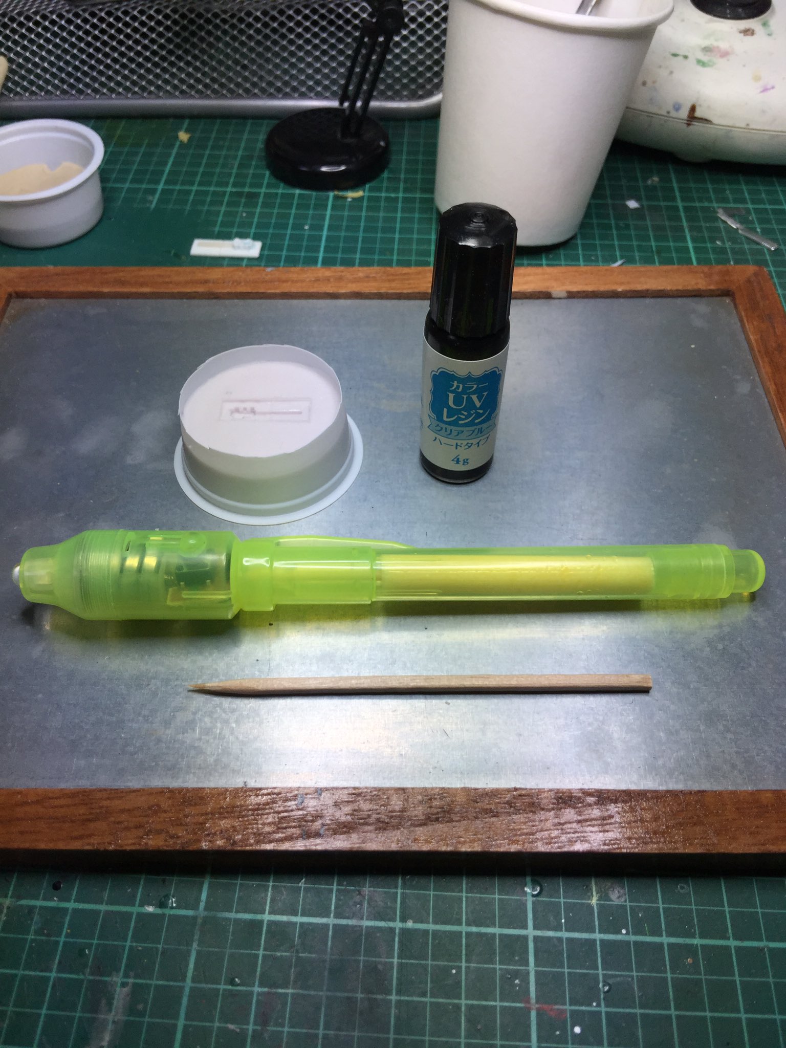 軍曹イェロゥ セリアのuvレジンをダイソーのマジックライトペンで硬化させる実験 流動性もまずまずで 約1分照射でだいたい硬化した ダイソーのペンはガイアのそれに酷似してるが中の構造がもっとしっかりしてていい感じ さらばガイアのuvジェル となる