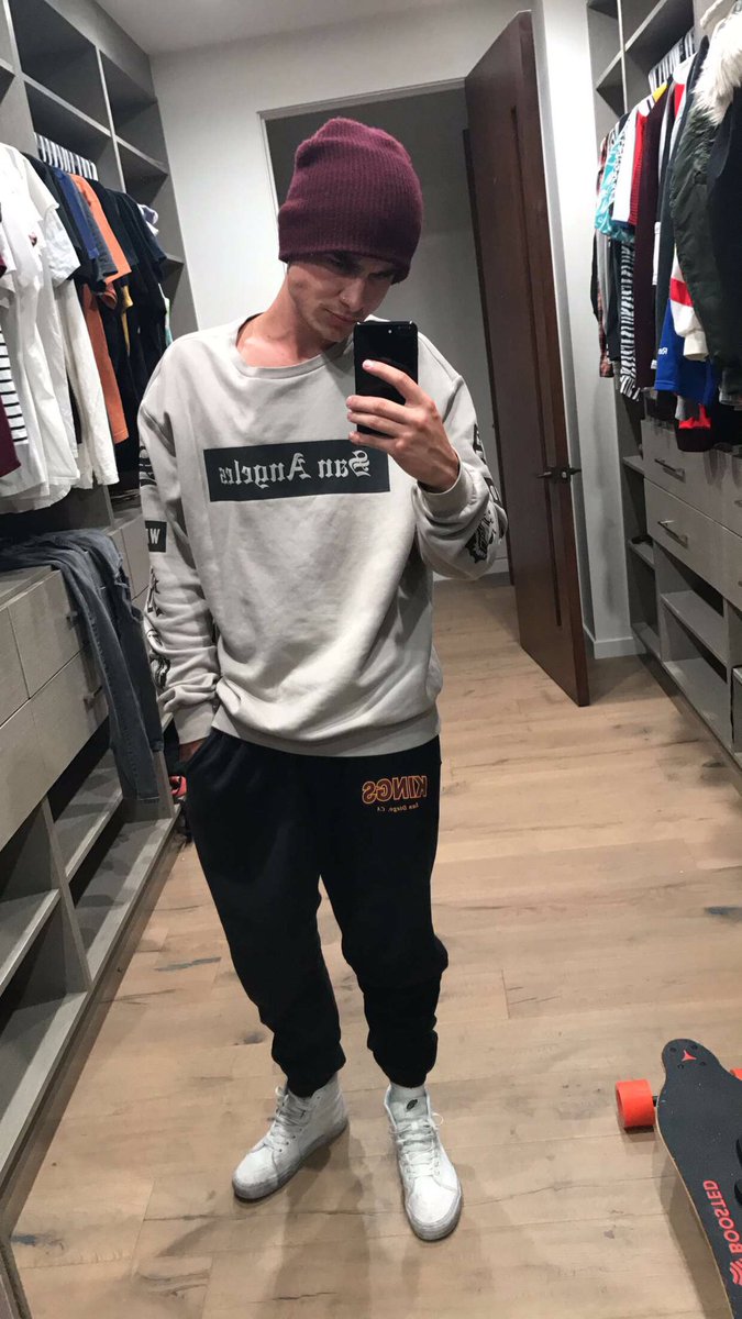KianLawleyTeam's tweet photo. Kian Lawley via Snapchat.
Username: swifferme. https://t.co/8FkhWkxWvY