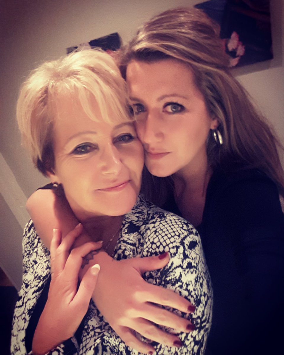 Sandra1980d's tweet photo. Laat mijn allerliefste moeder nou vandaag gewoon 60 zijn geworden!! #deliefste #debeste #zounietzonderhaarkunnen #waardering #superwomen https://t.co/vhWCfdyMkf