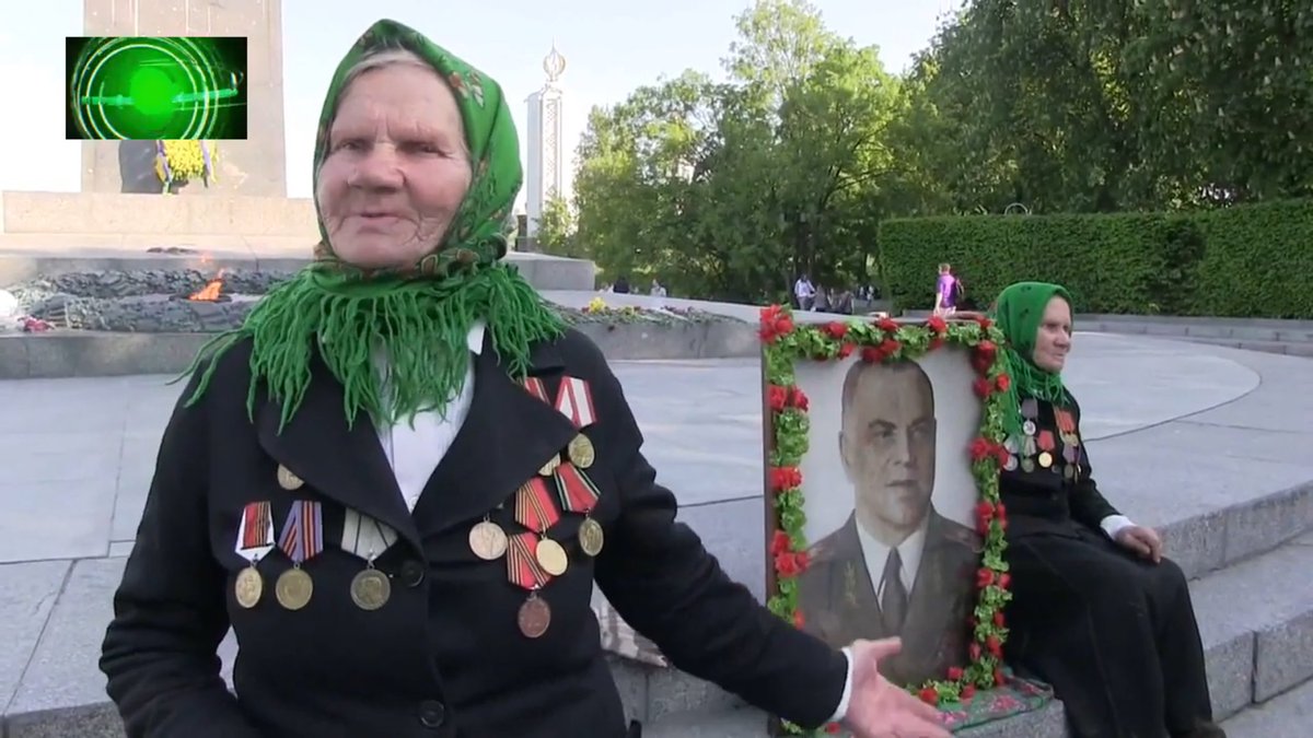 Киев: Две сестры отстояли портрет Жукова и георгиевские ленты у бандеровцев! youtu.be/qX9BDaoWYr8