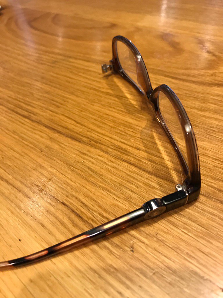 KnitsOnStix's tweet photo. Great start to the day! #onlypair #thankgodforsuperglue https://t.co/BaqbcRZ3bv