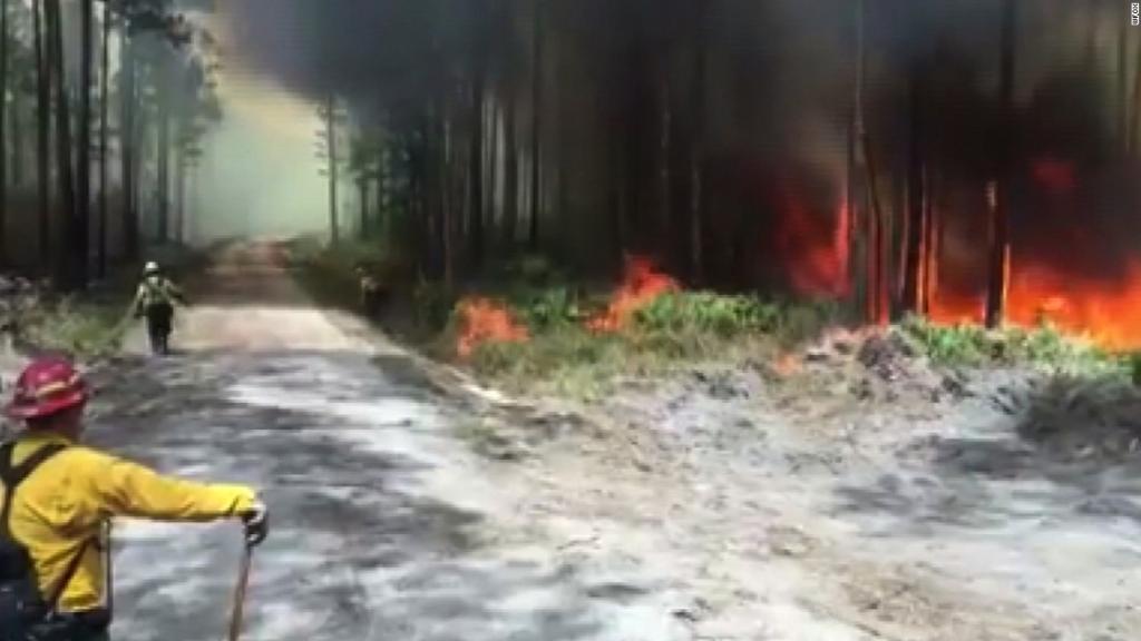 Mandatory evacuation ordered as firefighters battle massive wildfire near Georgia town of St. George, officials say cnn.it/2pSnkUw