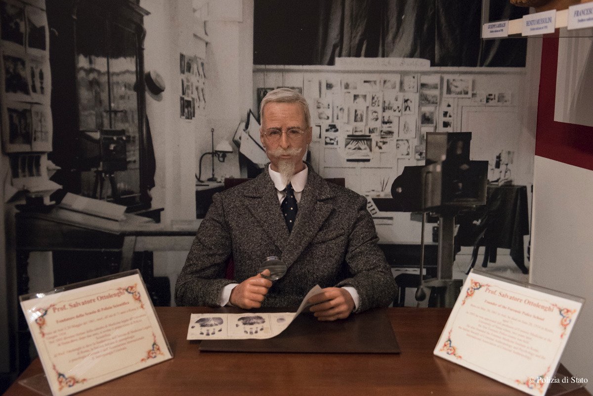 poliziadistato's tweet photo. Roma il @MuseoCere dedica una statua al professor Salvatore Ottolenghi che nel 1895 fu il fondatore della scuola di #poliziascientifica https://t.co/BfKgktlQei