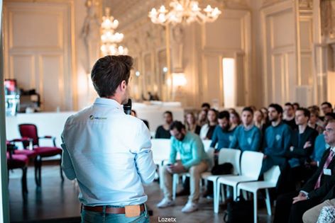 Wikipower_'s tweet photo. #throwback Petit souvenir de la conférence sur les énergies et sur la mobilité ! @UStartClub @RJEBelgium #wikipower https://t.co/v8ctxXfvFg