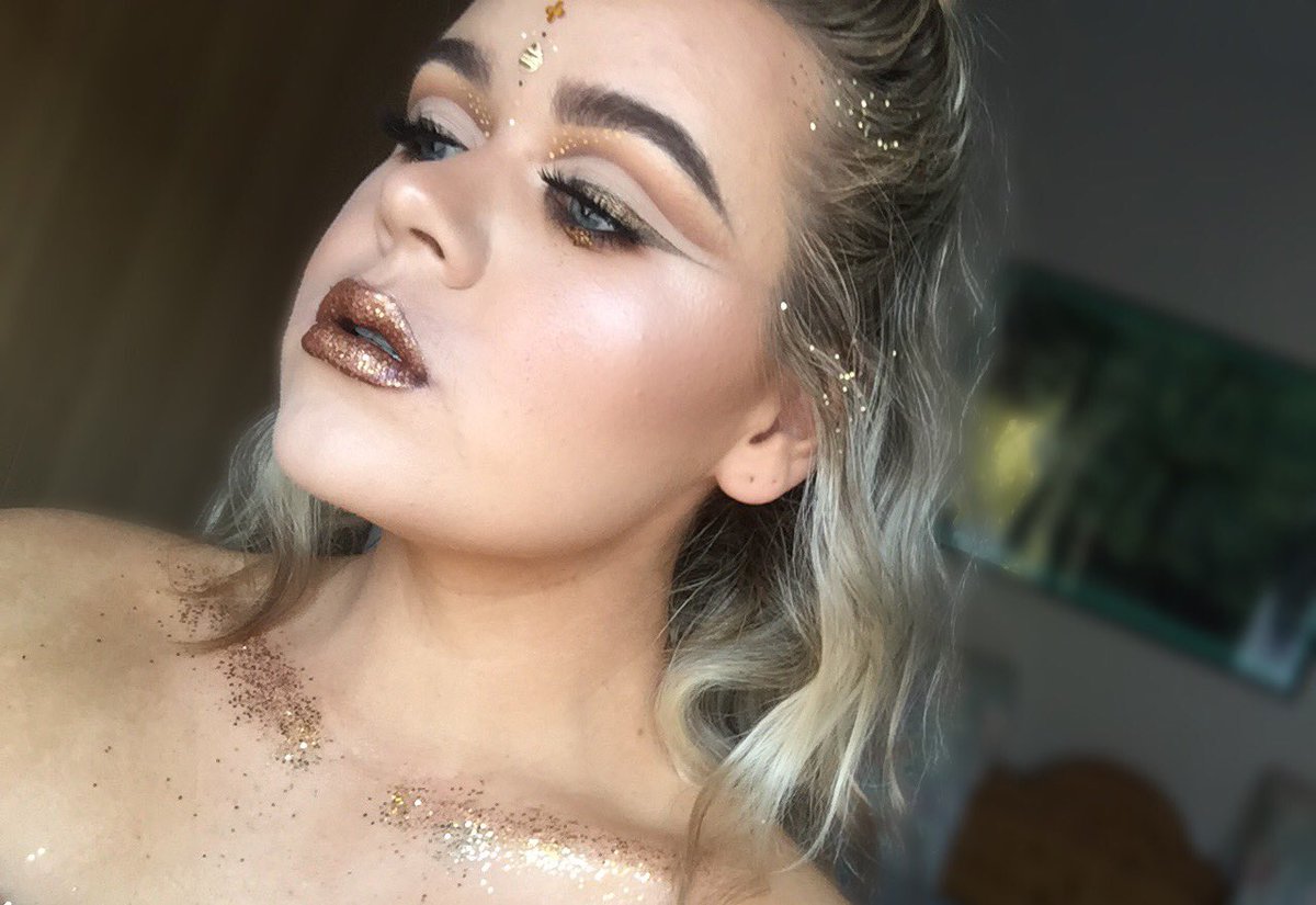 mollyblaise_'s tweet photo. Some festival glam #glamchella #festivalmakeup π» https://t.co/G3xYnJxLEG