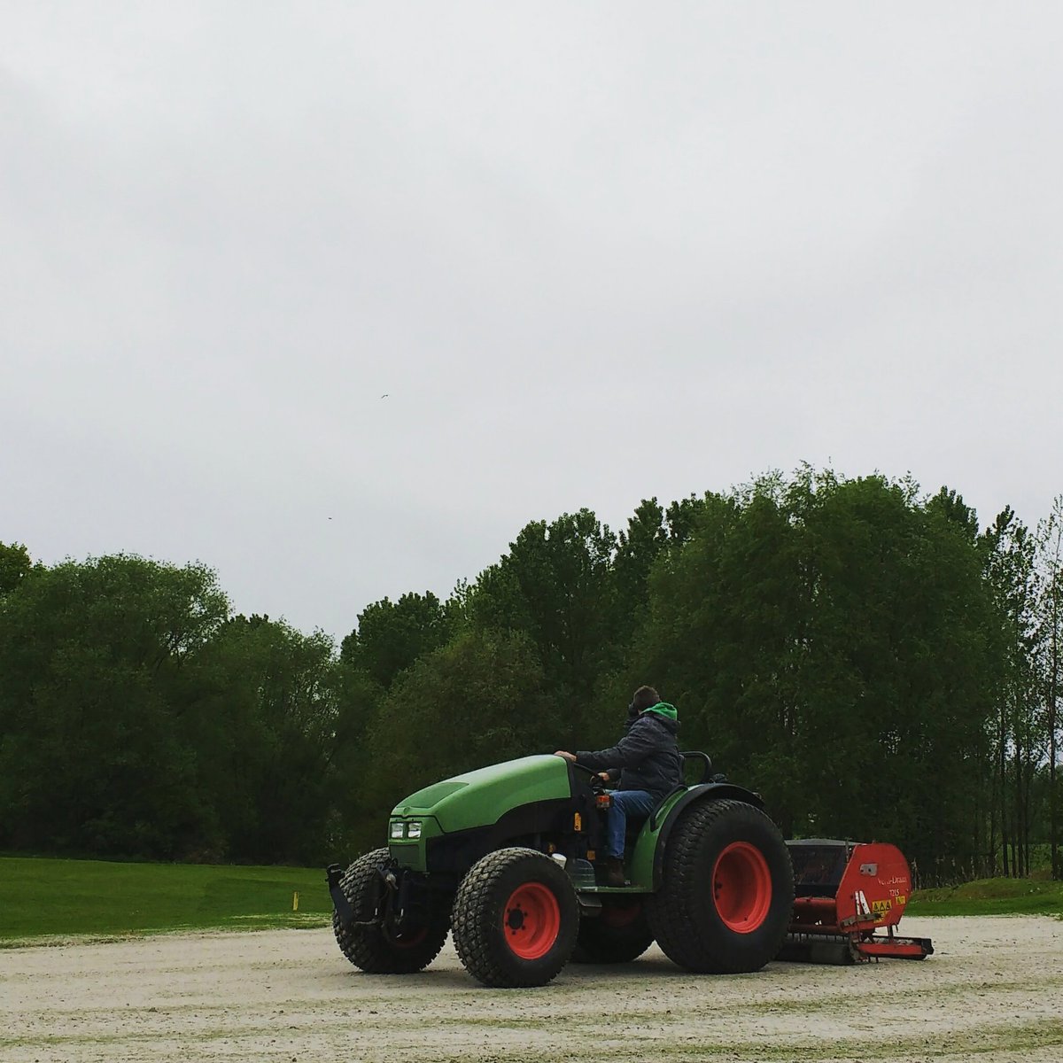WimFluyt's tweet photo. Beluchten greens met #vertidrain @AGolfSchool @Krisvaningelgem #fluyt #golfmaintenance #10years https://t.co/5qZ4lhXQhD