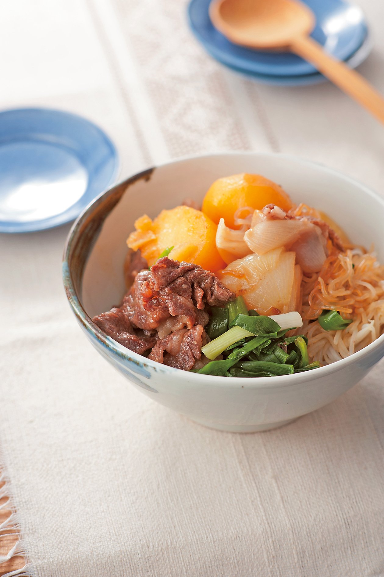 学研プラス広報公式 土井善晴 先生に教わる 肉じゃが 水やだし汁を使わず 野菜の水分だけ 玉ねぎ や じゃがいも がみずみずしいこの季節 格別のおいしさ おいしい決定版 レシピ 土井善晴のレシピ100 T Co