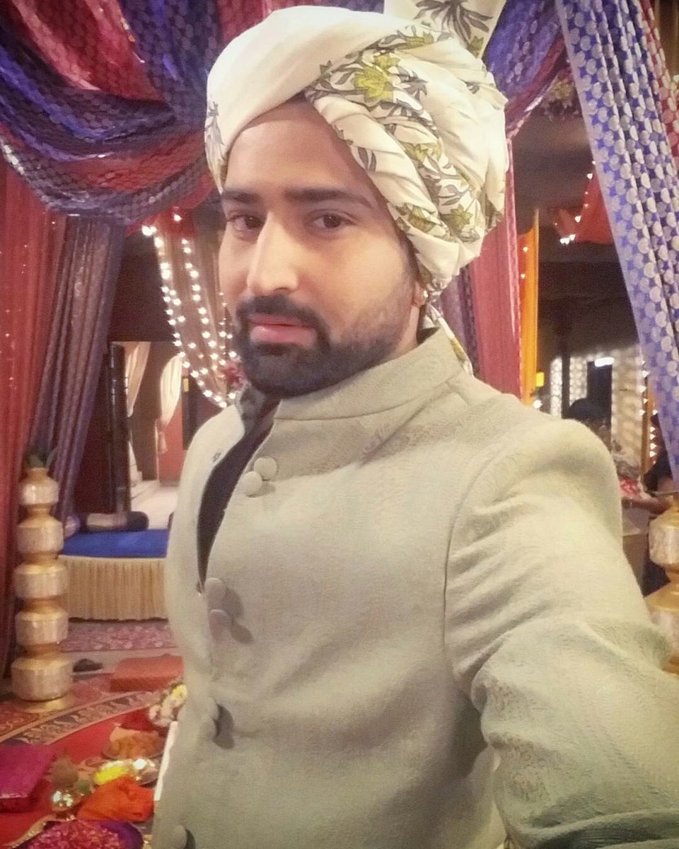 GhulaamFanClub's tweet photo. #Ghulaam
All r ready for #Rangeela ki shaadi ;)
Here we r waiting to catch glimpse of the dulha! 😋 https://t.co/KGlrq71xgi