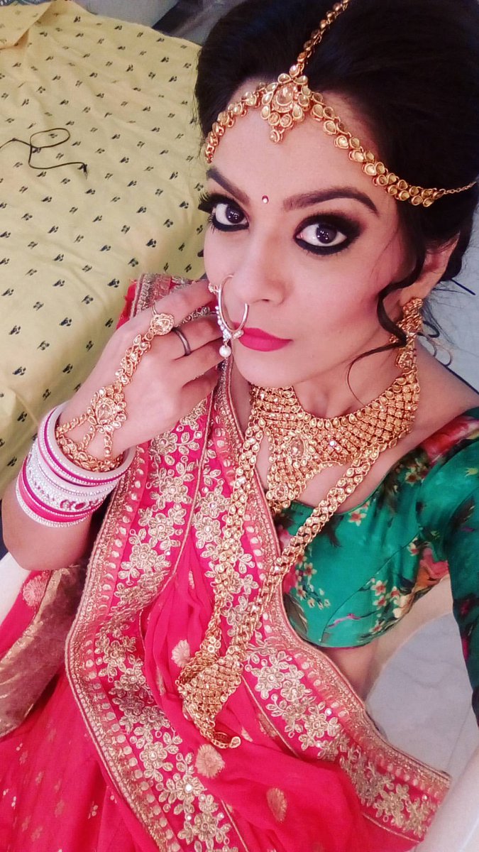 GhulaamFanClub's tweet photo. #Ghulaam
All r ready for #Rangeela ki shaadi ;)
Here we r waiting to catch glimpse of the dulha! 😋 https://t.co/KGlrq71xgi