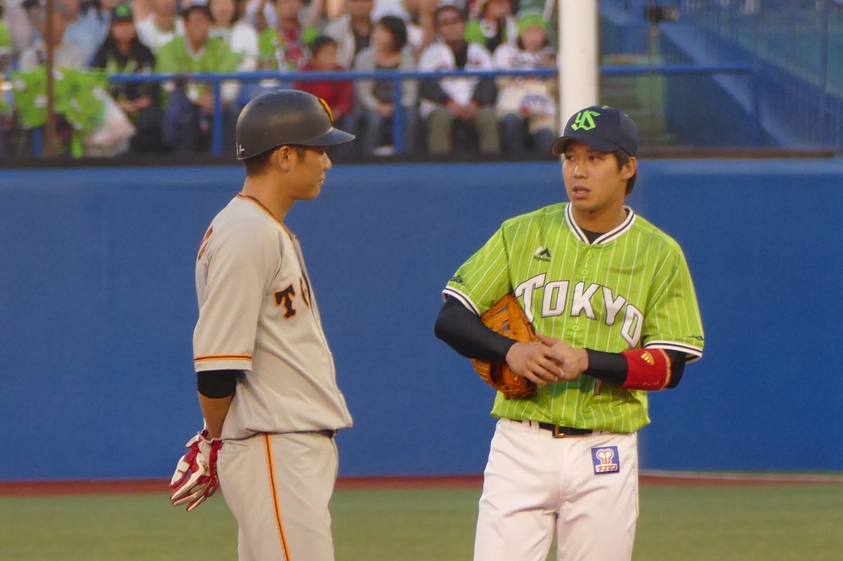 W O Mªi O Pa Twitter 17 04 30 神宮球場 坂本勇人 山田哲人 最後は坂本さんと山田さんのツーショットで 坂本さんとお話してる時の山田さんの嬉しそうな笑顔がかわいい