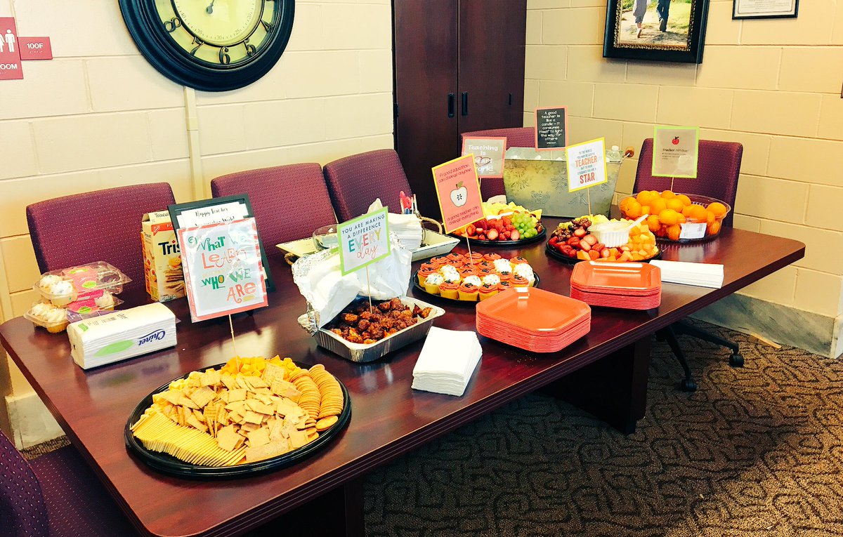 HaleyvilleLions's tweet photo. Thank you SGA & Ms. Middleton for this awesome Teacher Appreciation snack. ❤️🦁 #GoForGold #HHSLionPride https://t.co/mczQFBTSFT
