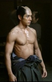 イケメン俳優西島秀俊の筋肉画像 トレーニング方法が衝撃 ジムの場所や体重 身長は トレーニングマスター