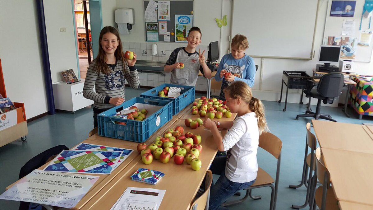 De kinderen van Basisschool Zeilberg helpen mee om de eerste APPeltjes te voorzien van stickertjes. #DTW2017_HHP
