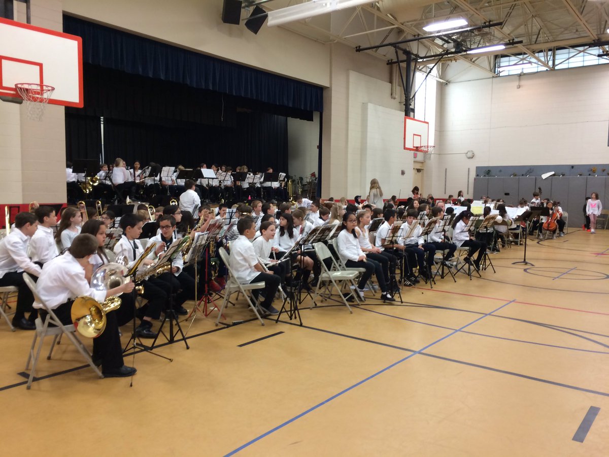 jpphil35's tweet photo. Starting our week with a 4th/5th grade band and orchestra concert! 💞 #wal109 #engage109 🎼🎷🎺🎸🎻 https://t.co/550KGUqI2S