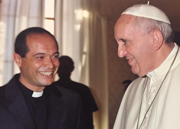 antena1rtp's tweet photo. "Sente-se qualquer coisa a mudar" na Igreja - Pe. Ricardo Conceição já conheceu o @Pontifex_pt Para ouvir: https://t.co/IJefXNhLE2 https://t.co/1wcRTAXT86