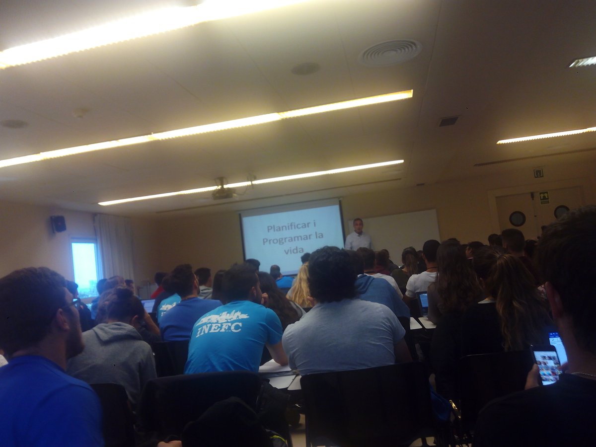 equeisa's tweet photo. @xescoespar "Lo que hoy os voy a explicar no lo he explicado jamás, solo a personas muy especiales para mí". 
#progenseinefcbcn2017 https://t.co/PlsVKfA3a2